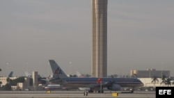 Vista general de las pistas de aterrizaje y despegue del aeropuerto internacional de Miami junto a la torre de control.