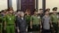 el activista Luu Van Vinh (izq.) y otros acusados comparecen ante el tribunal en la ciudad de Ho Chi Minh, el 5 de octubre de 2018.