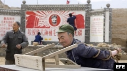 Unos muñecos recrean el castigo a que fueron sometidos por los Guardias Rojos durante la revolución cultural.