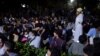 Artistas cubanos amanecieron el 28 de noviembre a las puertas del Ministerio de Cultura. YAMIL LAGE / AFP
