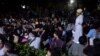 Artistas cubanos amanecieron el 28 de noviembre a las puertas del Ministerio de Cultura. YAMIL LAGE / AFP