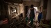 El doctor Yurii Kuznetsov recorre el hospital en Izium, Ucrania, atacado por los rusos el 18 de febrero de 2023. (AP Photo/Vadim Ghirda)