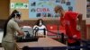 Las pertenencias de un pasajero son chequeadas por oficiales de Aduana en el Aeropuerto Internacional José Martí, en La Habana. (YAMIL LAGE / AFP)