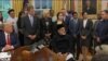 El pastor bautista Mario F. Lleonar (primero de pie a la derecha) en el encuentro con el presidente Donald Trump. (Captura de video/PBS News)