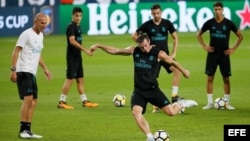 Zinedine Zidane (i) observa a Gareth Bale (d) en un entrenamiento en el estadio Hard Rock en Miami.