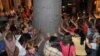 Cientos de cubanos dan vueltas a la ceiba de El Templete, una tradición que se remonta a la colonia española.