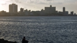 Pescadores cubanos lidian con la escasez de combustible, accesorios de pesca y piezas de repuesto.
 Pescadores cubanos lidian con la escasez de combustible, accesorios de pesca y piezas de repuesto.