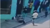 El video de la cámara de seguridad muestra a la víctima, vistiendo uniforme de la policía, tirada en el suelo, tras ser agredida por el hombre de la camiseta blanca.