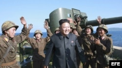Kim Jong-un (c) rodeado de soldados norcoreanos.