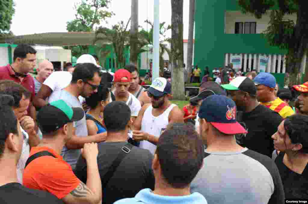 Aroldis Chapman nació en Holguín, Cuba, el 28 de febrero de 1988. Abandonó el equipo de pelota de Cuba durante el torneo World Port Tournament (Rotterdam, Holanda), el 1 de julio de 2009. Al año siguiente firmó con los Rojos de Cincinnati por seis años y $30.25 millones. El 28 de diciembre de 2015, Chapman fue enviado a los Yankees de Nueva York, a cambio de cuatro jugadores de ligas menores, los lanzadores derechos Caleb Cotham y Rookie Davis, y los jugadores de cuadro Eric Jagielo y Tony Renda. El 11 de enero de 2016, el manager de los Yankees, Joe Girardi, lo nombró el cerrador oficial del equipo. Pero el 25 de julio de 2016, los Yankees enviaron a Chapman a los Cachorros de Chicago por Gleyber Torres, Billy McKinney, Adam Warren y Rashad Crawford.  
