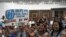 Trabajadores de la Salud apoyan a Juan Guaidó durante un encuentro con sindicalistas en Caracas.