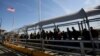 Una cola de migrantes cubanos en El Paso, Texas.