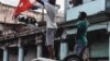 Juan Emilio Pérez Estrada fue detenido por subirse a una patrulla volteada por los manifestantes en la esquina de Toyo y Calzada de 10 de Octubre.
