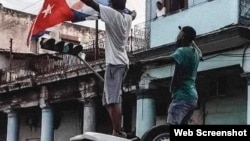 Juan Emilio Pérez Estrada fue detenido por subirse a una patrulla volteada por los manifestantes en la esquina de Toyo y Calzada de 10 de Octubre.