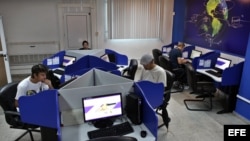 Cubanos estrenan servicio de Internet
