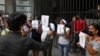 El dramaturgo cubano Yunior García Aguilera es confrontado por seguidores del régimen frente a la sede de la Asamblea Municipal en la Habana Vieja. (YAMIL LAGE / AFP)