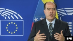 El presidente de la Asamblea Nacional de Venezuela, el opositor Julio Borges, durante la rueda de prensa que ofreció junto al presidente del Parlamento Europeo, Antonio Tajani.