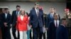 El presidente Nicolás Maduro y su esposa Cilia Flores salen del Tribunal Supremo tras procedimientos relacionados con la auditoría de la corte sobre los resultados de las elecciones presidenciales en Caracas, Venezuela, el viernes 9 de agosto de 2024. (AP Photo/Matías Delacroix)