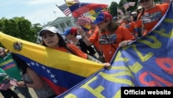 Venezolanos exiliados durante una manifestación en contra de Maduro.