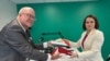Sviatlana Tsikhanouskaya, presidente del Gabinete Unido para la Transición en Bielorrusia, intercambia bandera con el Dr. Orlando Gutiérrez Boronat, secretario general de la Asamblea de la Resistencia Cubana.