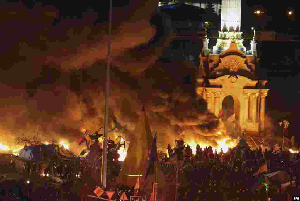 Vista del humo que proviene de la quema de neumáticos en la Plaza de la Independencia donde continúan las protestas en Kiev (Ucrania) hoy, martes 18 de febrero de 2014. 
