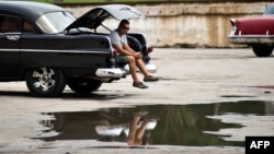 La mayoría de los taxistas privados o boteros trabajan en carros americanos de los años cincuenta y viejos autos de fabricación soviética.