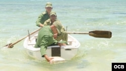 Soldados cubanos recojen drogas en zonas costeras.