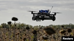 Un dron FPV con un lanzagranadas portátil acoplado se ve durante un vuelo de prueba realizado por militares ucranianos en la región de Zaporizhia, Ucrania, el 11 de octubre de 2024.
