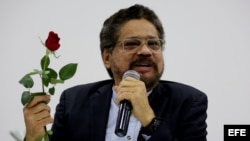 El miembro del partido político de las FARC, "Fuerza Alternativa Revolucionaria del Común" Iván Marquez, habla con una rosa en la mano durante una rueda de prensa
