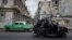 Un vehículo de las fuerzas especiales patrulla las calles de La Habana. (Reuters/Alexandre Meneghini/Archivo)