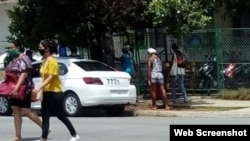 Cola frente a la tienda de 23 y C, en el Vedado.