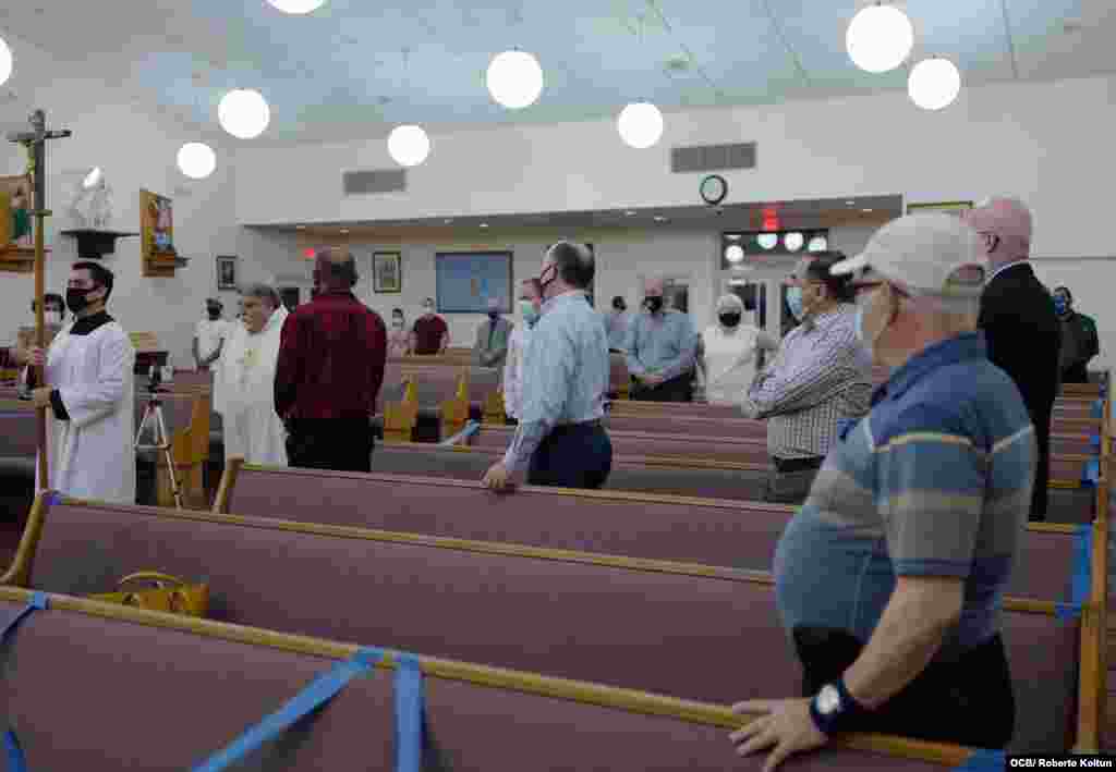 Inicio de la misa en la Iglesia San Lázaro de Hialeah en la noche del viernes, en apoyo espiritual al movimiento San Isidro en la iglesia. 