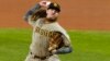 En esta fotografía del 6 de octubre de 2020, el abridor de los Padres de San Diego, Mike Clevinger, lanza la primera entrada contra los Dodgers de Los Ángeles, en Arlington, Texas. (AP)