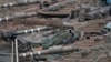 Soldados israelíes duermen en tanques en una zona de preparación en el norte de Israel, en cerca de la frontera con Líbano, el martes 1 de octubre de 2024. (AP Foto/Baz Ratner)