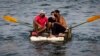 Pescadores en Cojímar se protegen con nasobucos del contagio del coronavirus. AP Photo / Ramon Espinosa