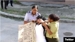 Arresto violento contra Berta Soler, líder de las Damas de Blanco.