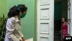 Una doctora chequea a pacientes en sus domicilios, en La Habana.