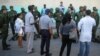 Autoridades de salud coordinan una fumigación contra el Aedes aegypti en La Habana. AFP / YAMIL LAGE