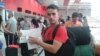El pastor Yiorvis Bravo, en el aeropuerto, ya notificado de su impedimenta de viajar. Cortesía.