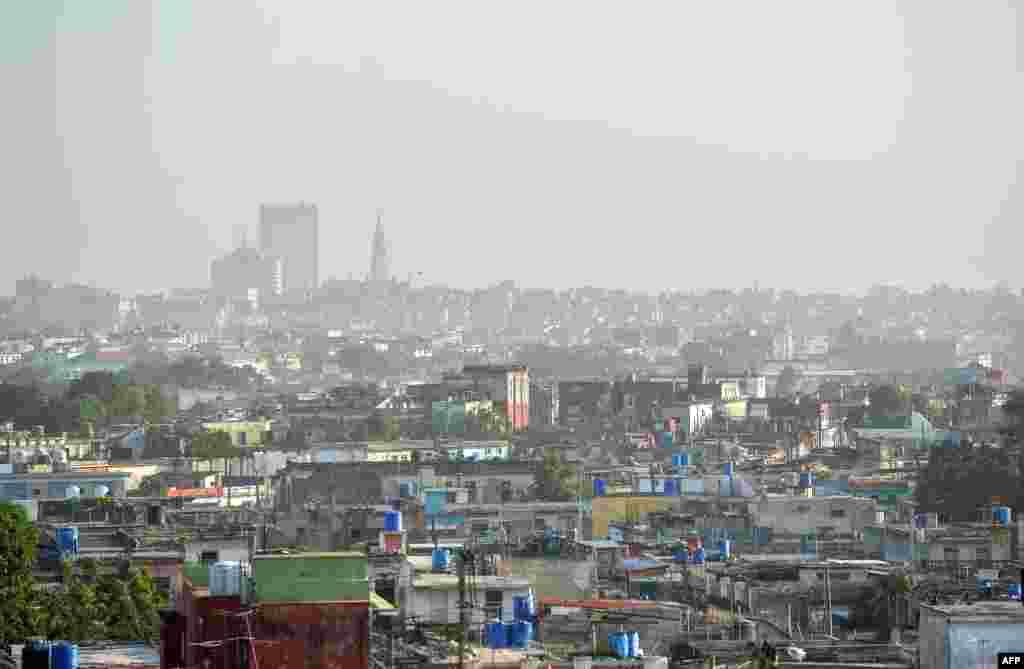 Vista de la capital cubana en la mañana de este jueves, 25 de junio, cubierta por el polvo del Sahara. (Yamil LAGE / AFP)