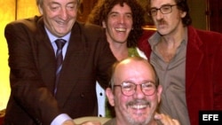 Néstor Kirchner (i) recibe al músico argentino Charly García (d), a Silvio Rodríguez (abajo) y al bailarín argentino Maximiliano Guerra (c)en la Casa de Gobierno