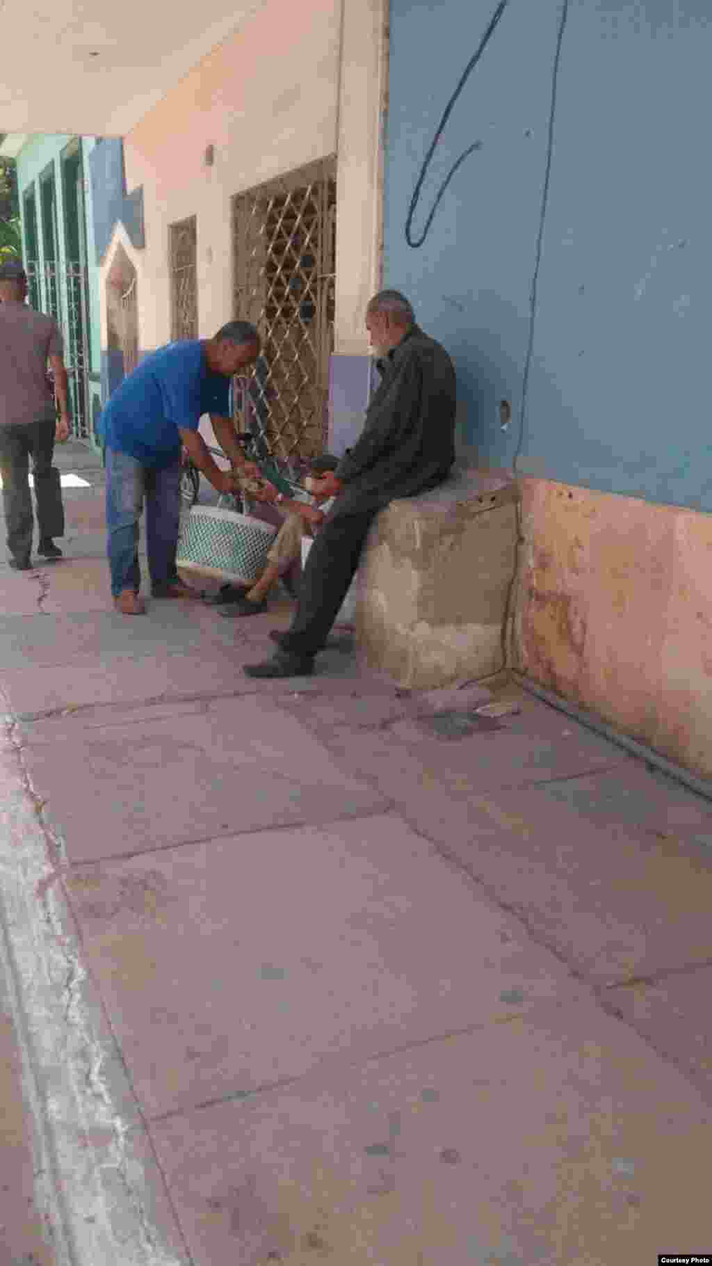  Colaboradores del Proyecto Capitán Tondique en la calles ofreciendo alimentos a los necesitados