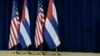 El senador estadounidense Pat Leahy (D-VT) saluda al secretario de Estado Antony Blinken cuando llega para testificar sobre el presupuesto del Departamento de Estado ante el Comité de Asignaciones del Senado en el Capitolio.