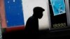 Un hombre con mascarilla pasa frente a un afiche del fallecido dictador cubano Fidel Castro, en La Habana. (REUTERS/Stringer)