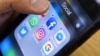 Un teléfono con las aplicaciones de redes sociales Facebook y Twitter.