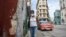Una mujer camina por una calle de La Habana. (Yamil LAGE / AFP)
