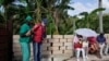 El curandero Jorge Goliat ayuda a un paciente en La Habana. (Alexandre Meneghini / Reuters).