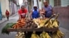 Un grupo de comerciantes independientes en La Habana, Cuba, en abril del 2018.