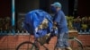 Un reparador de colchones recorre el miércoles una calle de La Habana. El gobierno pedirá a cuentapropistas como él que donen dinero en moneda nacional para producir alimentos (Yamil Lage/AFP).