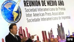 El presidente panameño, Juan Carlos Varela, habla durante la reunión de medio año de la Sociedad Interamericana de Prensa, en Ciudad de Panamá.